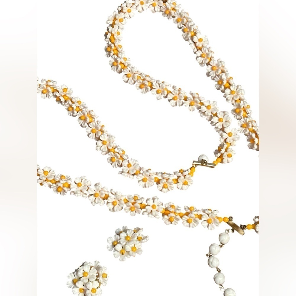 Vintage Long Plastic Daisy Necklace With Matching Clip On Earrings